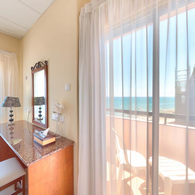 Mackenzie Beach Hotel Larnaca Zewnętrze zdjęcie